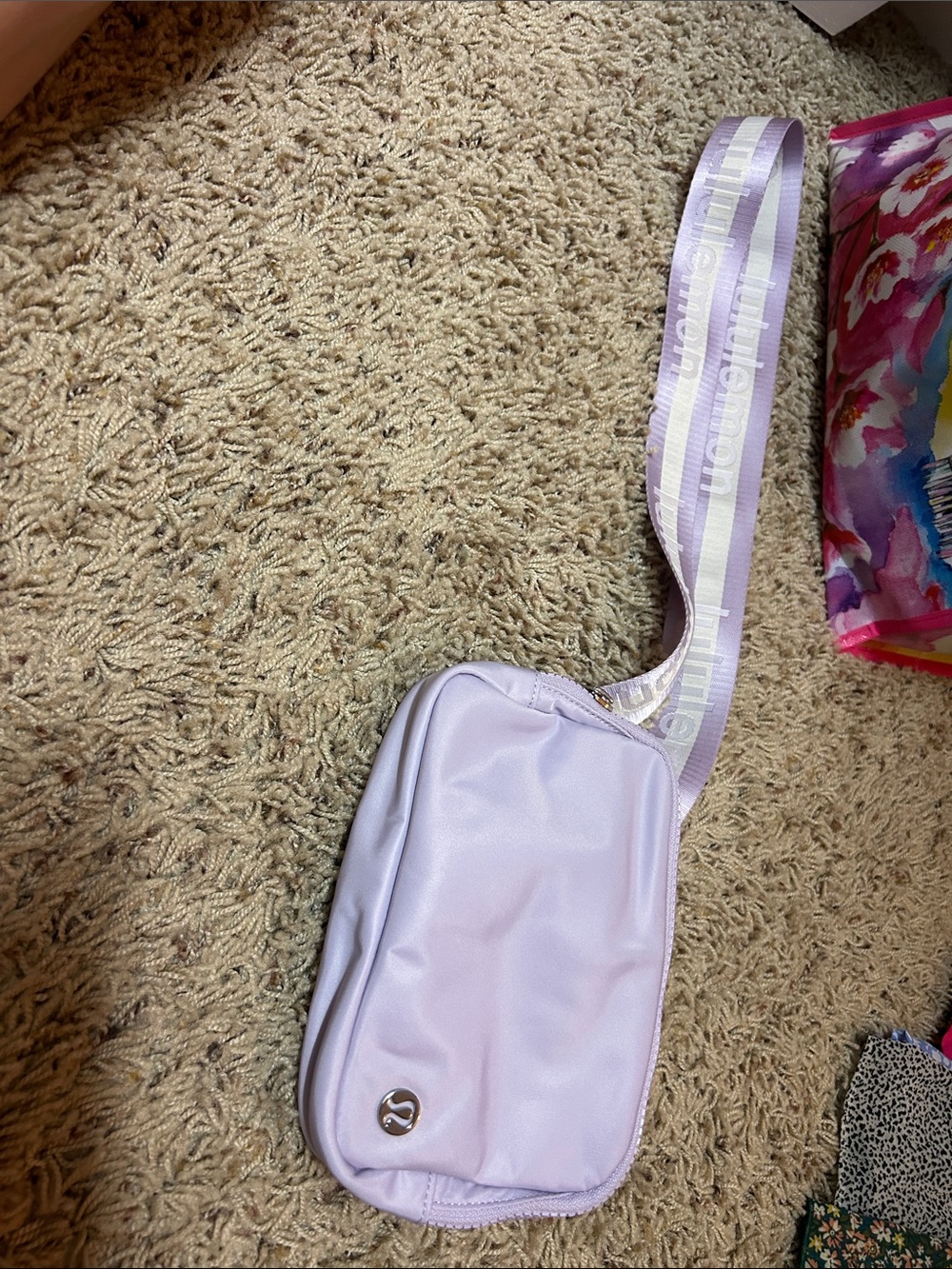 lululemon athletica Lavender/Pale Purple Crossbody Bag (everywhere belt bag) - Picture 3 of 5